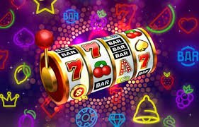 Aplikasi mobile livesport008 menampilkan permainan slot Aviator dan Sweet Bonanza